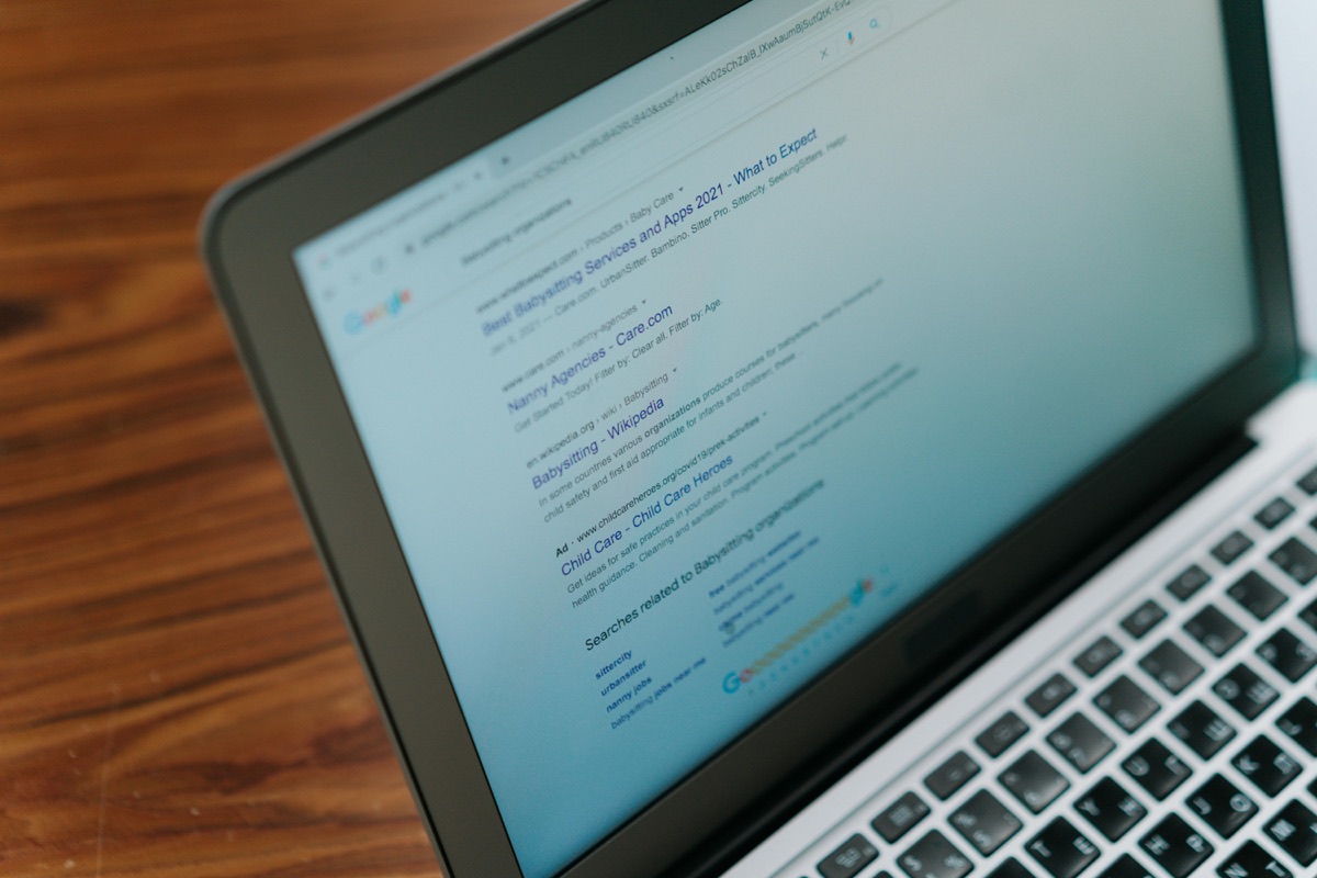 Laptop mit Google-Suche, Such-Anfragen, die niemand sieht