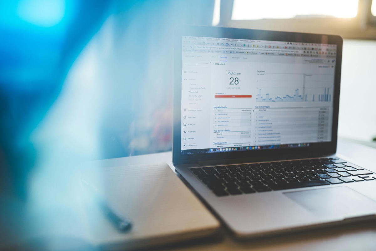 Analytics-Dashboard auf Laptop, messbare Business-Resultate statt Vermutungen