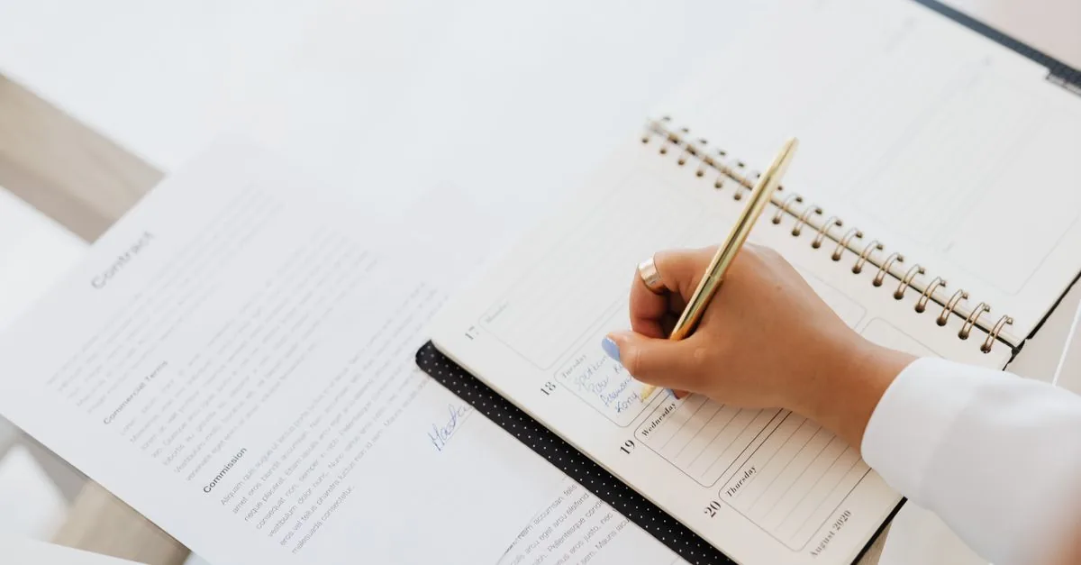 Handschriftlich festgehaltene Zielwerte neben einem Vertrag auf dem Schreibtisch
