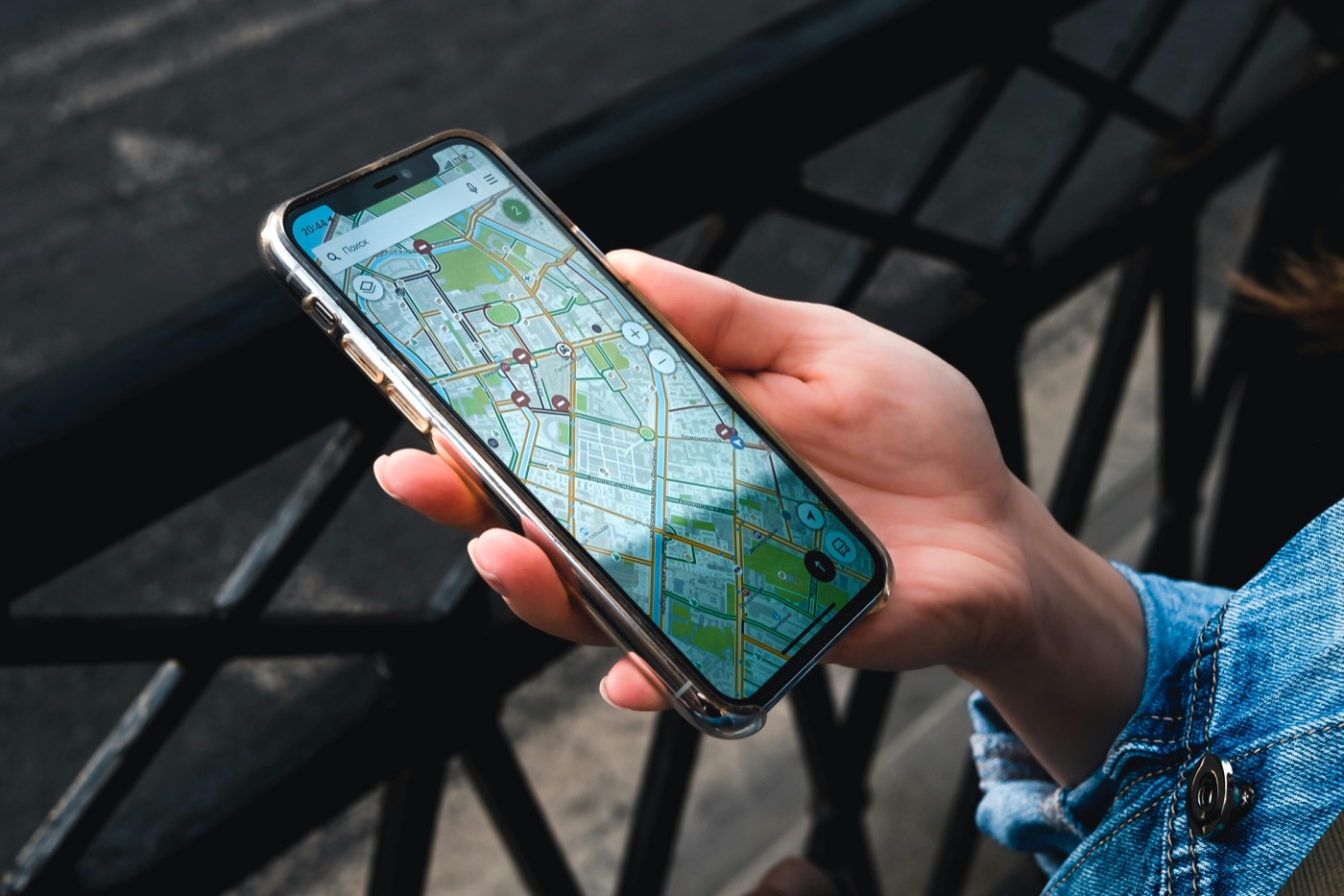 Smartphone mit Google Maps, lokal sichtbar werden