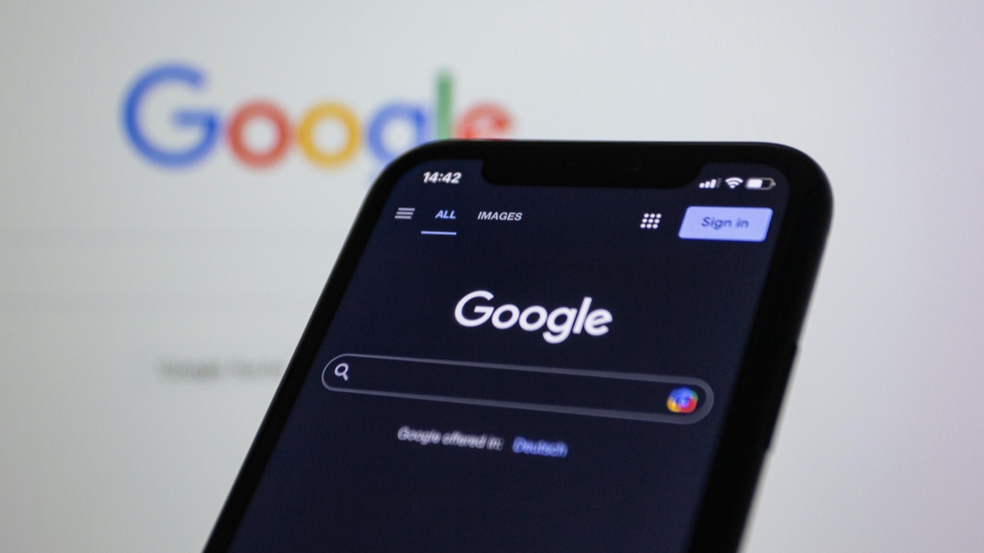 Smartphone mit Google-Suche, wer auf Seite 2 steht, wird nicht gefunden