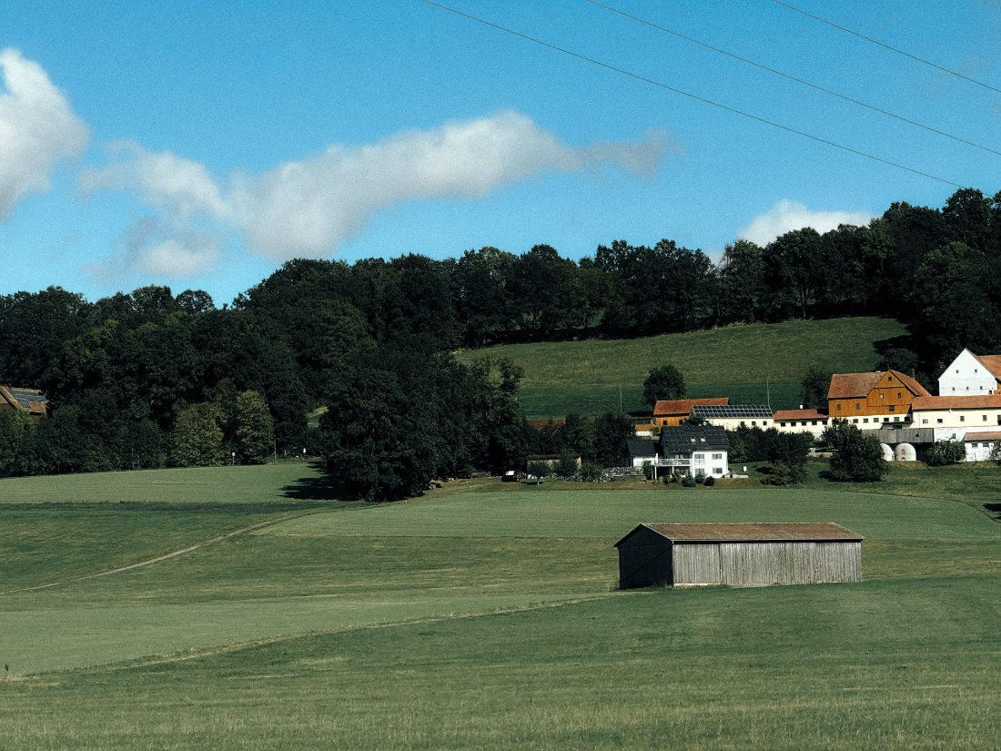 Ort im Bergischen Land mit Höfen und Häusern, lokale Kunden in deiner Region